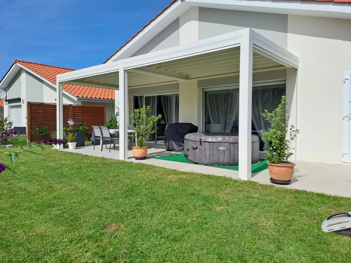 Terrasse aménagée sous une pergola bioclimatique Rénov'Aktion