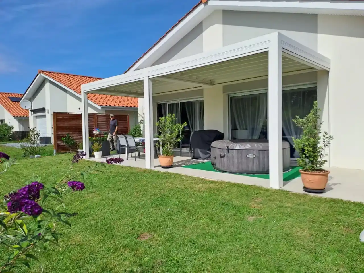 Pergola bioclimatique posée par Rénov'Aktion près de Tarbes